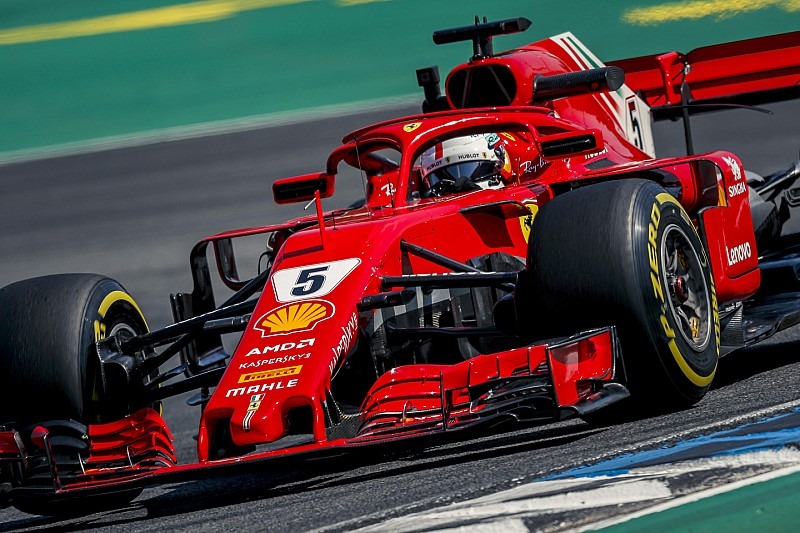 Vettel vê Hamilton quebrar e crava pole na Alemanha Vettel vê Hamilton quebrar e crava pole na Alemanha