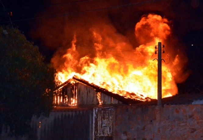 Imóvel ficou completamente destruído pelas chamas. - Ribeiro Júnior/Siliga News