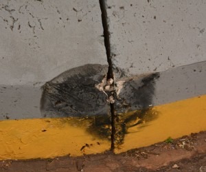 Marca do pneu ficou impressa na mureta de proteção do córrego Prosa - Álvaro Rezende / Correio do Estado