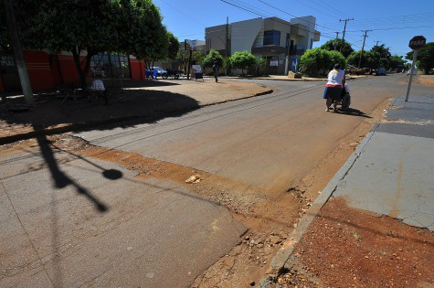 Sanesul faz corte em pelo menos 1.100 pontos de ruas de Dourados por mês População reclama na Prefeitura de intervenções mal fechadas pela Sanesul em Dourados (Foto:A. Frota/Assecom)