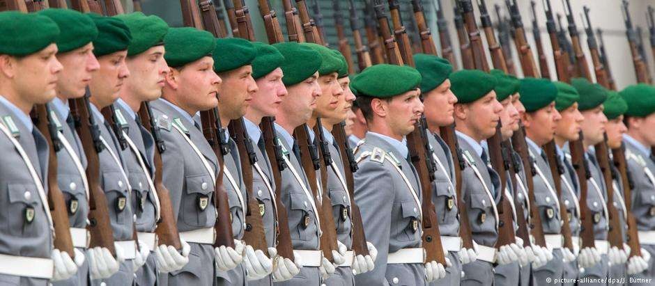 Forças armadas alemãs consideram recrutar estrangeiros Forças armadas alemãs consideram recrutar estrangeiros