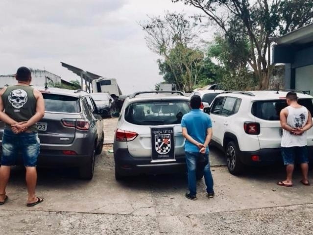 Polícia intercepta e prende 3 motoristas que levariam veículos para revenda na Bolívia (Foto: Diário Corumbaense)