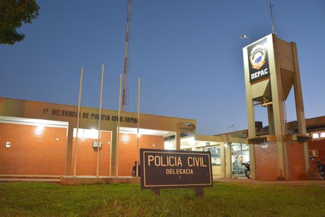 Homem espanca esposa após festa e bate até em criança de 2 anos Homem espanca esposa após festa e bate até em criança de 2 anos