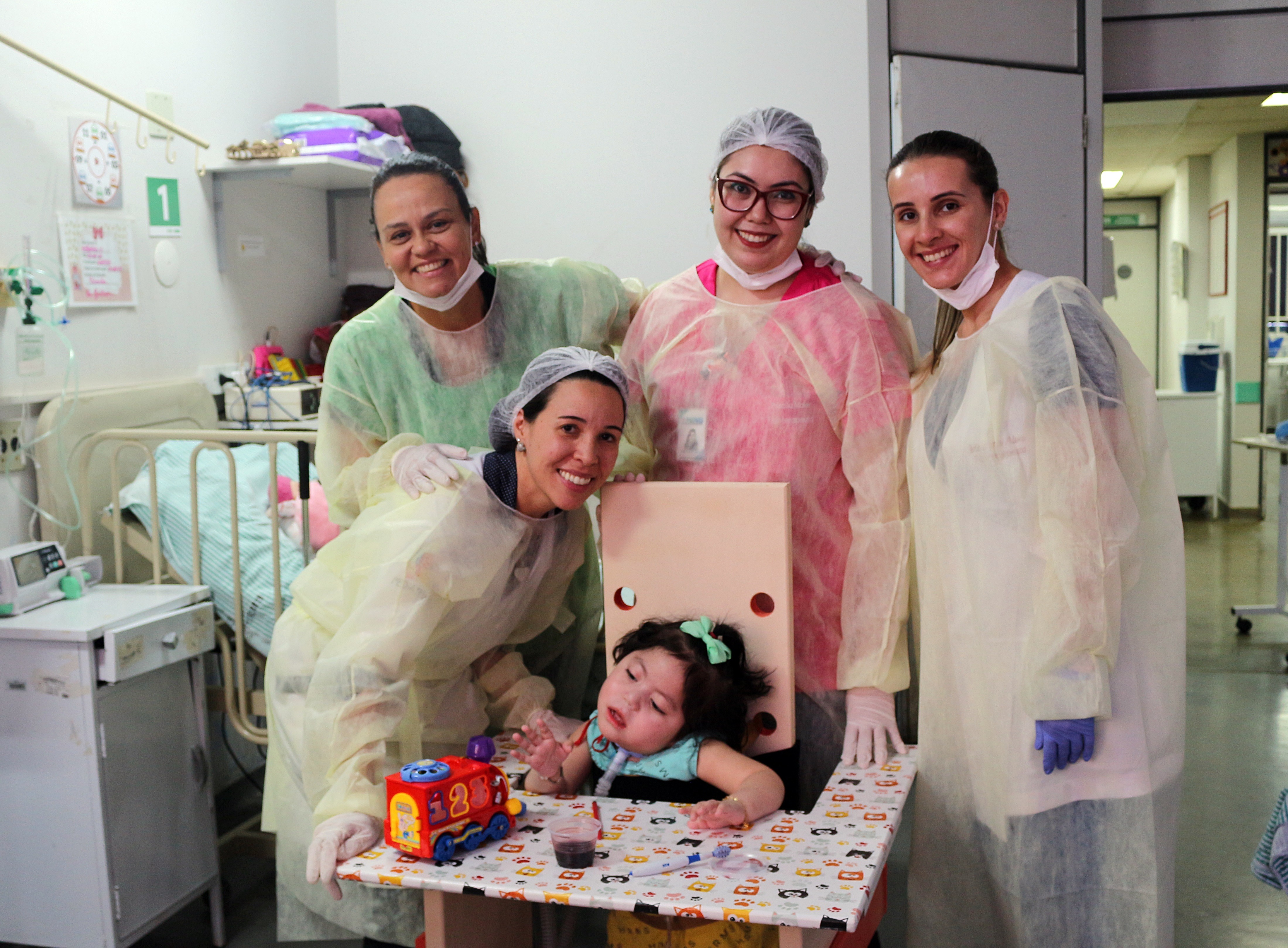 Internada desde o nascimento no HR, menina de 2 anos ganha equipamento para ficar em pé Foto: Iza Rocha.