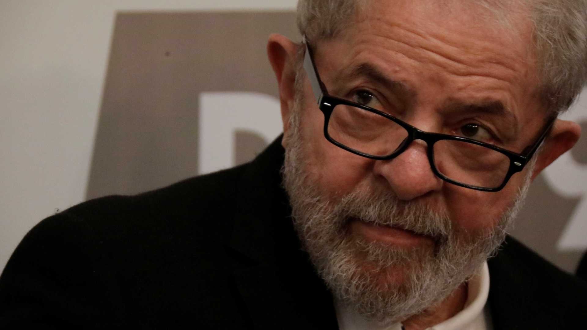 A pedido de Lula, TRF-4 suspende envio de processo sobre triplex ao STJ