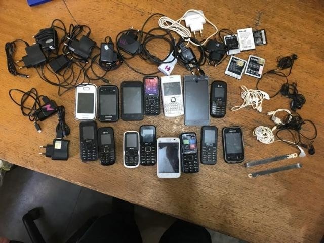 Adolescente é apreendido por jogar celulares e serras no interior de presídio Foto: PM/Divulgação