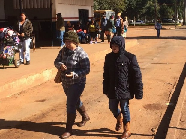 Frente fria chega ao sul do Estado com sensação térmica de 3ºC Moradores de Ponta Porã têm que usar casacos pesados (Foto: Martim Andrada)
