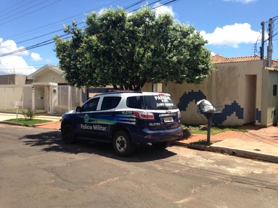 Polícia Militar foi chamada para ir à casa onde houve assalto nesta terça-feira, em Campo Grande (Foto: Osvaldo Nóbrega/TV Morena)
