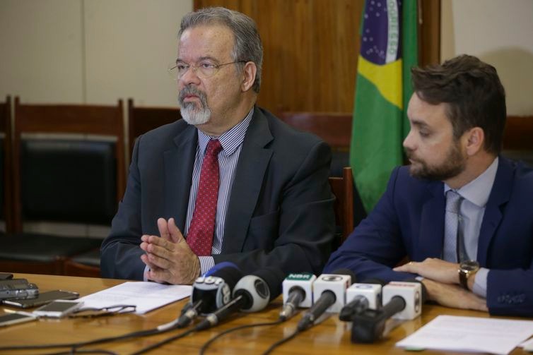 Governo lança política para empregar detentos e egressos de presídios Os ministros da Segurança Pública, Raul Jungmann, e dos Direitos Humanos, Gustavo Rocha, falam sobre a Política Nacional de Trabalho no Âmbito do Sistema Prisional (Valter Campanato/Agência Brasil)