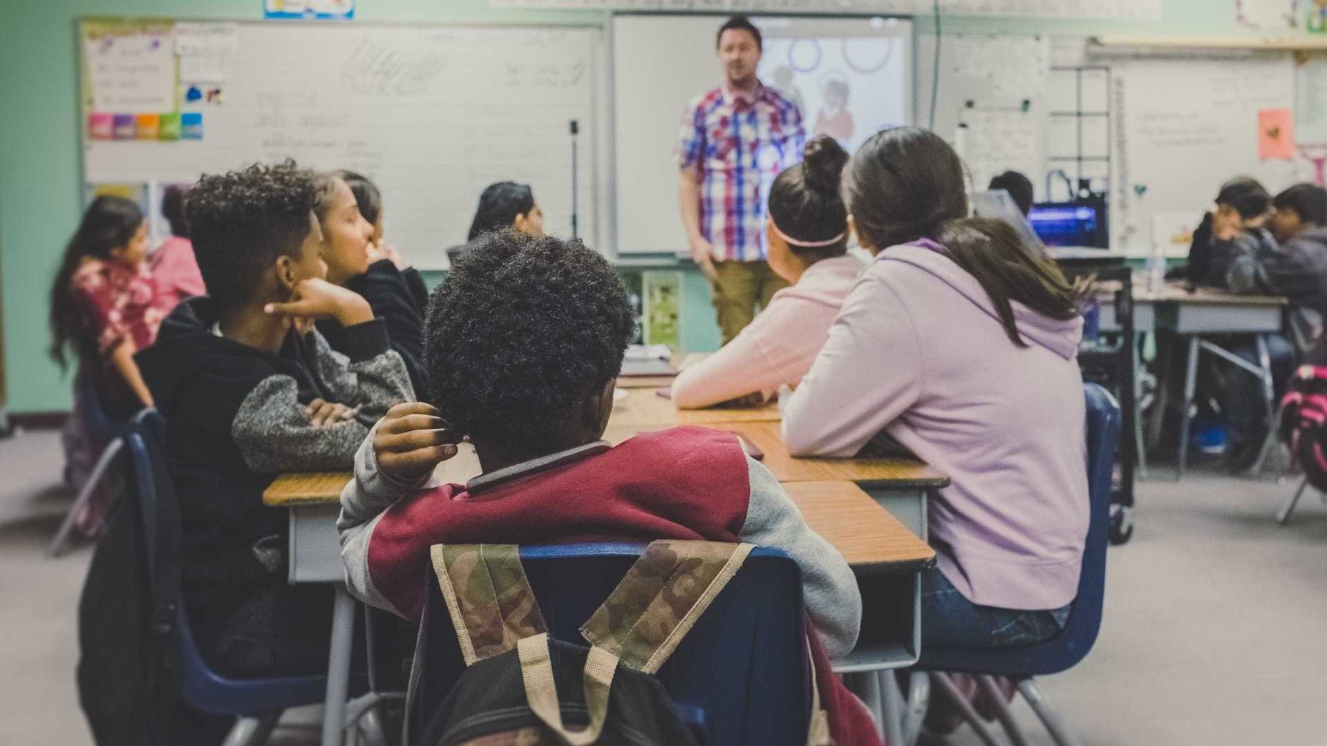 Conselho convida professores a avaliar base nacional do ensino médio NeONBRAND/Unsplash