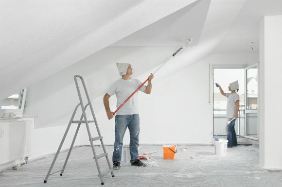 Comece a pintura pelo teto e depois passe para as paredes