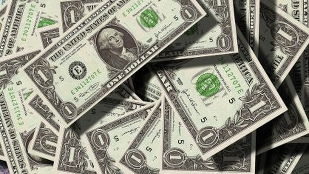 Dólar opera em alta após novo recorde na véspera