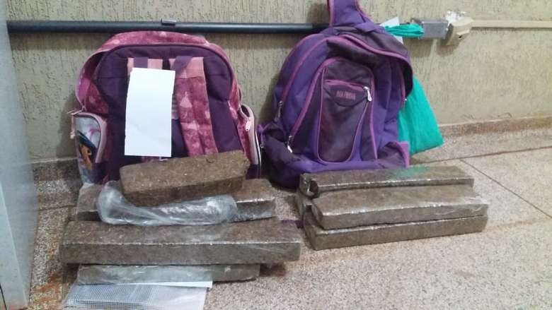 Mulher é presa com duas mochilas contendo tabletes de maconha Osvaldo Duarte/Ddos News