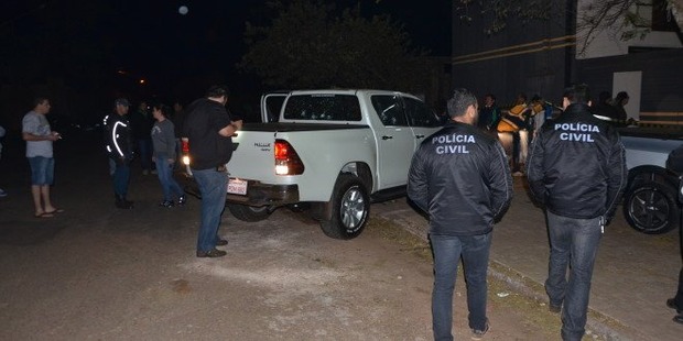 Homem de 46 anos é encontrado morto dentro de carro alvejado de tiros