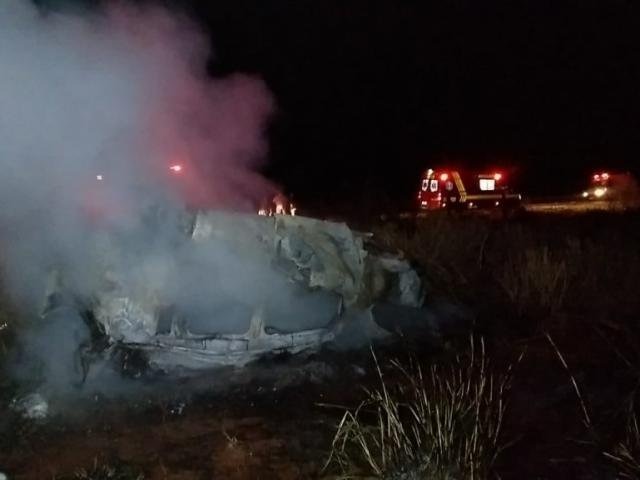 Carro capota, pega fogo e 2 morrem, após fuga da polícia na MS-379 Veículo ficou totalmente destruído pelo fogo. Foto: Adilson Domingos