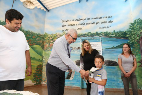 Alunos de Dourados recebem cartilhas sobre educação ambiental Entrega oficial das cartilhas foi feita na manhã desta quinta-feira na Escola Municipal Lóide Bonfim de Andrade (Foto:A. Frota)