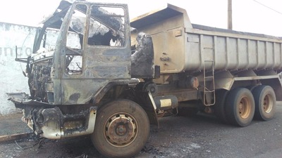 Caminhão incendiado é da empresa de ex-vereador assassinado (Foto: Osvaldo Nóbrega/TV Morena)