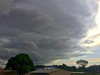 Céu de Campo Grande no fim da tarde desta terça-feira (3) (Foto: Maria Caroline Palieraqui/G1 MS)