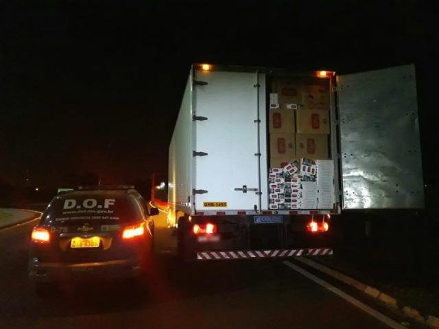 Motorista diz que transportava bolacha, mas DOF acha cigarro do Paraguai Motorista diz que transportava bolacha, mas DOF acha cigarro do Paraguai