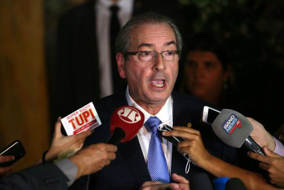 O deputado afastado Eduardo Cunha fala à imprensa sobre a decisão do Supremo Tribunal Federal de manter seu afastamento da Câmara (Foto:Fabio Rodrigues Pozzebom/Agência Brasil)