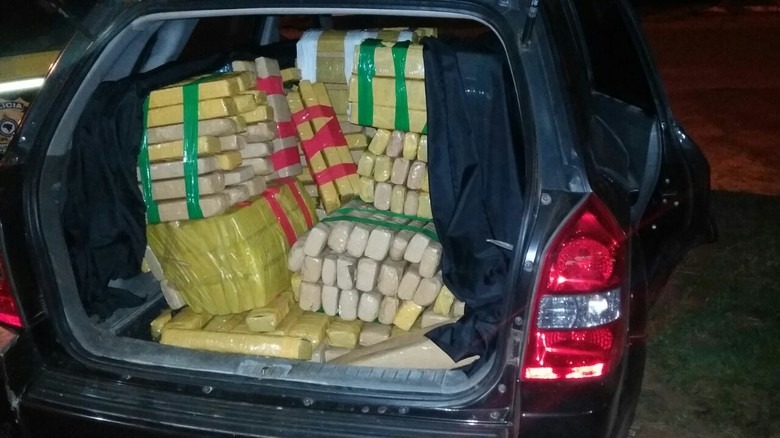 Traficante abandona veículo roubado com quase 800kg de maconha Traficante abandona veículo roubado com quase 800kg de maconha