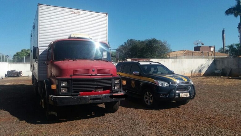 Caminhão carregado com roupas e tecidos contrabandeados é apreendido Caminhão carregado com roupas e tecidos contrabandeados é apreendido