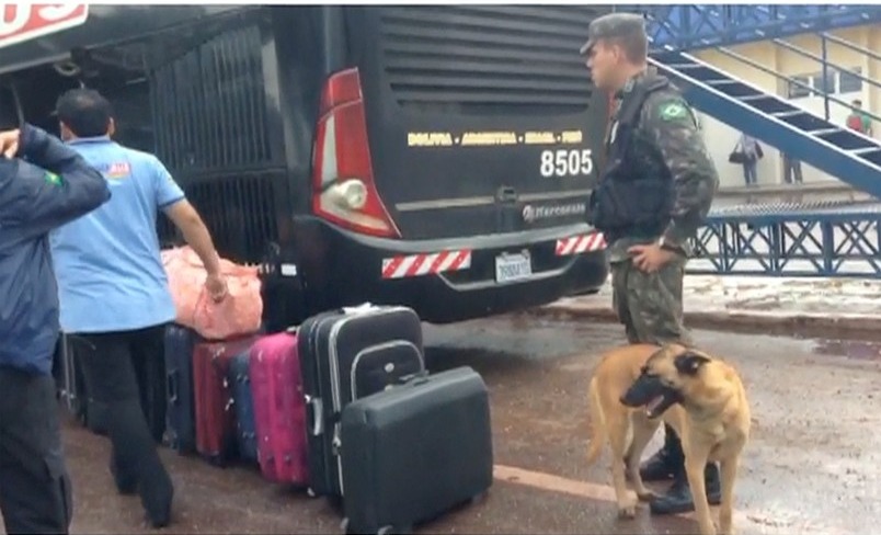 Casal é flagrado com 11 chineses e preso por tráfico internacional de pessoas durante operação Ágata em Corumbá, no pantanal de MS (Foto: Reprodução TV Morena)