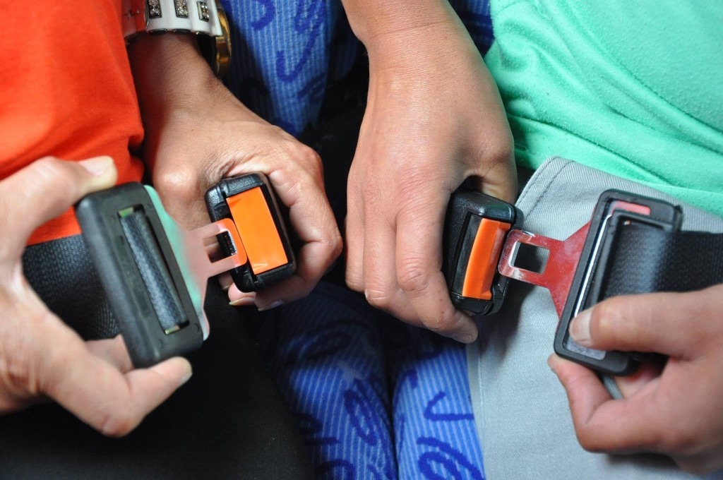 Campanha alerta sobre importância de viajar com cinto de segurança em ônibus e vans Campanha alerta sobre importância de viajar com cinto de segurança em ônibus e vans