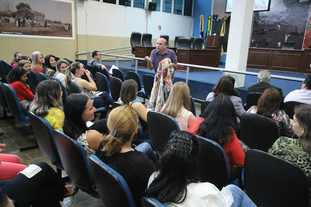 Servidor e ator Danino Rosset homenageou as mães com a personagem 'vó Virgulina' (foto - Thiago Morais)