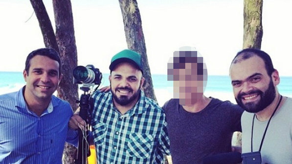 Saiba quem são as vítimas do acidente aéreo em Santos Carlos Percol, Marcelo Lyra e Alexandre Severo (da esquerda para a direita); a pessoa, cuja imagem está borrada, não estava no acidente (Reprodução/Instagram)