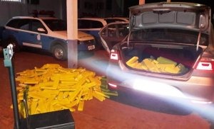 Casal que transportava 359 kg de maconha em veículo é preso (Divulgação/PM)