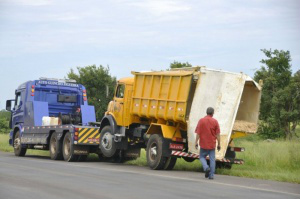 Carga de 4,5 toneladas mexe, motorista perde o controle e caminhão tomba O caminhão tombou, mas foi içado por um guincho (Foto: Marcelo Calazans)