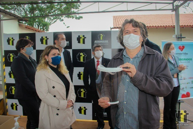 Assomasul adverte que auxílio recompõe apenas parte da queda das receitas Caravina durante entrega de máscaras (Foto: Edson Ribeiro)