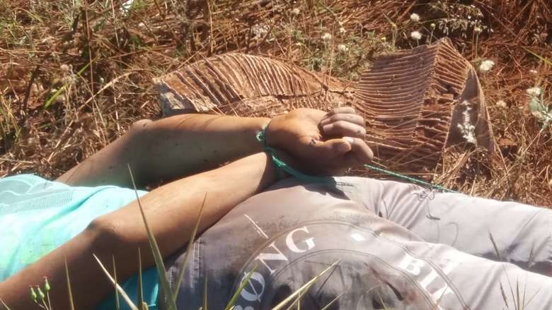 Homem encontrado morto e amarrado é identificado pela Polícia Vítima estava com mãos e pés amarrados. Osvaldo Duarte/Ddos News