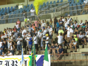 Uso de sinalizador pode render punição ao Leão Torcida do Ubiratan acendeu sinalizador no estádio Douradão no dia da partida contra o Sete de Setembro - Foto: Adriano Moretto