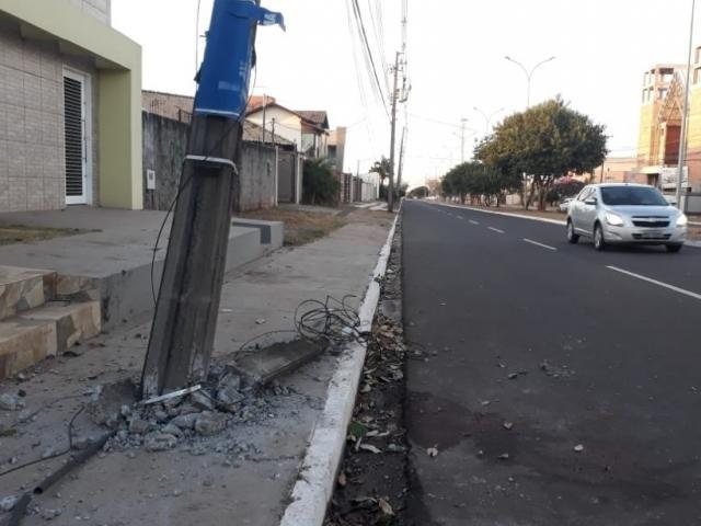 Motociclista morre ao se chocar contra poste de energia Foto: Saul Schramm/CG News