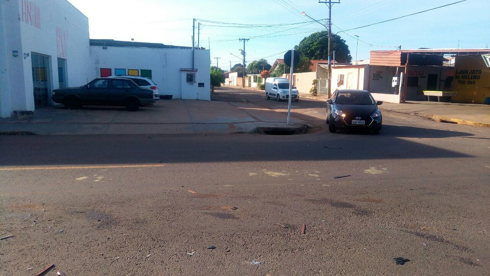 Cruzamento das ruas Palestina e Yokohama; no asfalto, vestígios do acidente (Foto: Flávia Galdiole/ TV Morena)