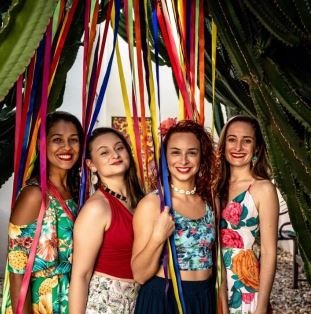 Feira Mãos que Criam com tema Primavera acontece hoje As garotas do grupo Mandacaru. Divulgação