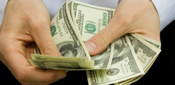 Dólar opera em alta, de olho no cenário externo e local Dólar opera em alta, de olho no cenário externo e local