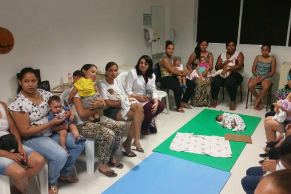 Mães de bebês com microcefalia contam dramas, desafios e sonhos Mães de crianças com microcefalia fazem terapia na Fundação Altino Ventura (Foto:Sumais Villela/Agência Brasil)