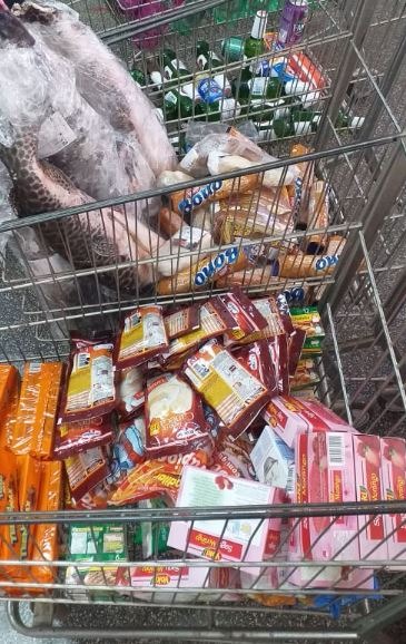 Procon retira inúmeros produtos impróprios ao consumo encontrados em supermercado Procon retira inúmeros produtos impróprios ao consumo encontrados em supermercado