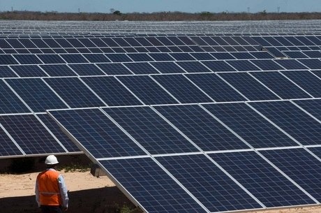 Nas redes sociais, Carlos Bolsonaro diz que governo estuda baratear energia solar Objetivo é tornar energia solar mais barata ao consumidor
Daniel Teixeira/Estadão Conteúdo