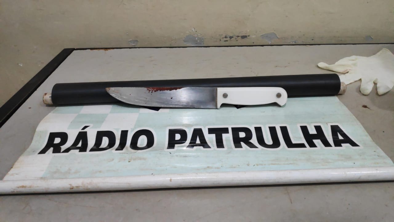 Tia tenta matar sobrinho com facada no pescoço Tia tenta matar sobrinho com facada no pescoço