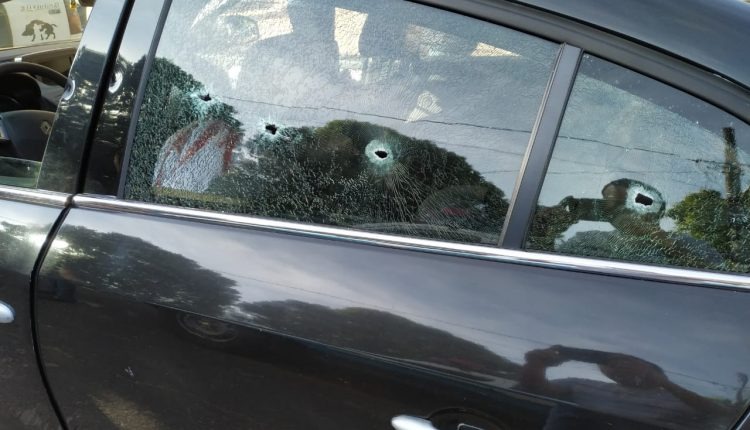 Sinais de tiros no vidro do veículo que estava a vítima. Divulgação