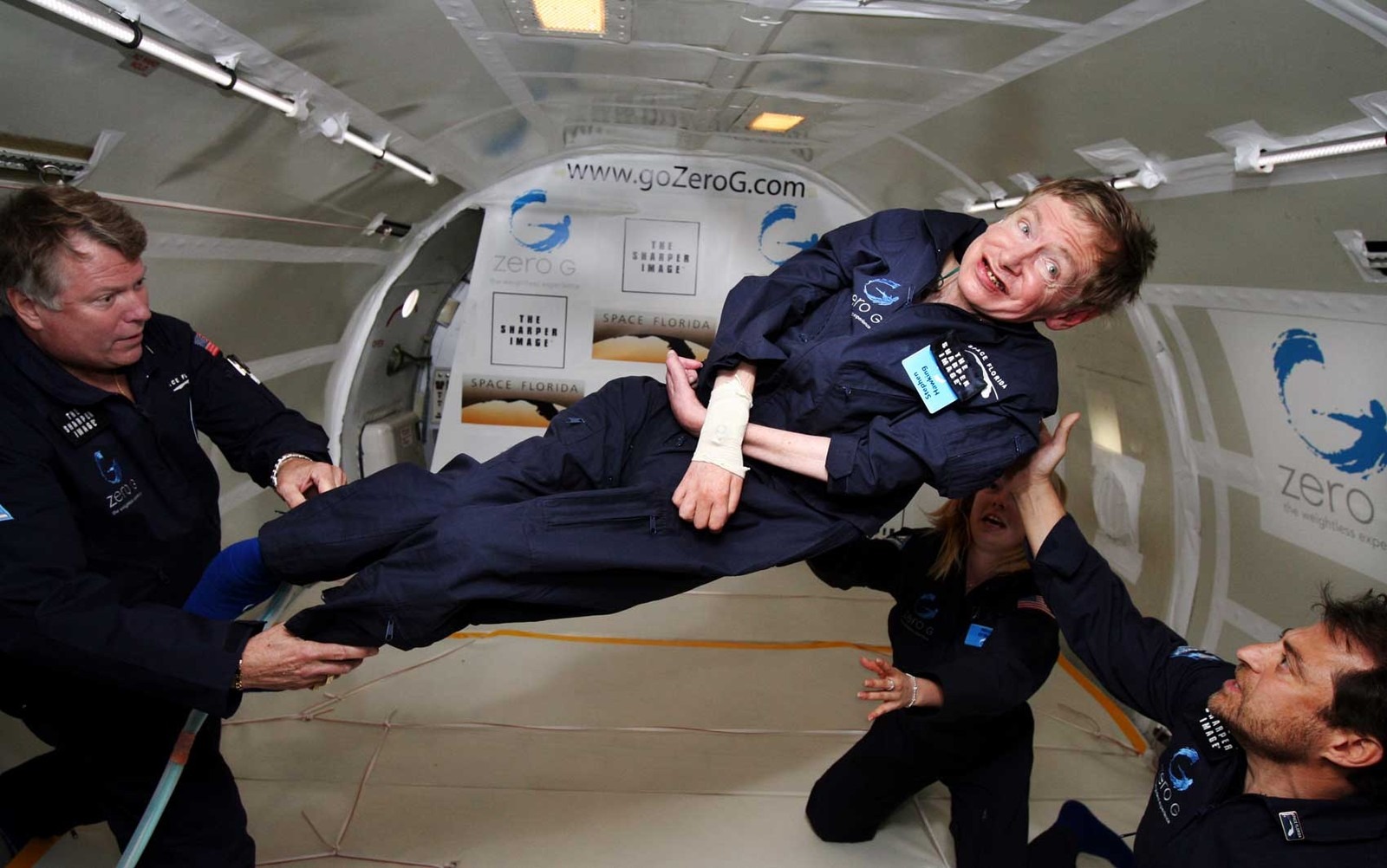 Stephen Hawking, físico britânico, morre aos 76 anos Hawking experimenta zero gravidade durante um voo sobre o Oceano Atlântico. ‘Foi incrível ... eu poderia ter ido e continuar’, disse na ocasião (Foto: Zero G / AFP Photo)
