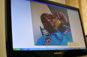 Acusado de aplicar golpe se exibe tomando cerveja no Facebook (Foto: Alcides Neto)