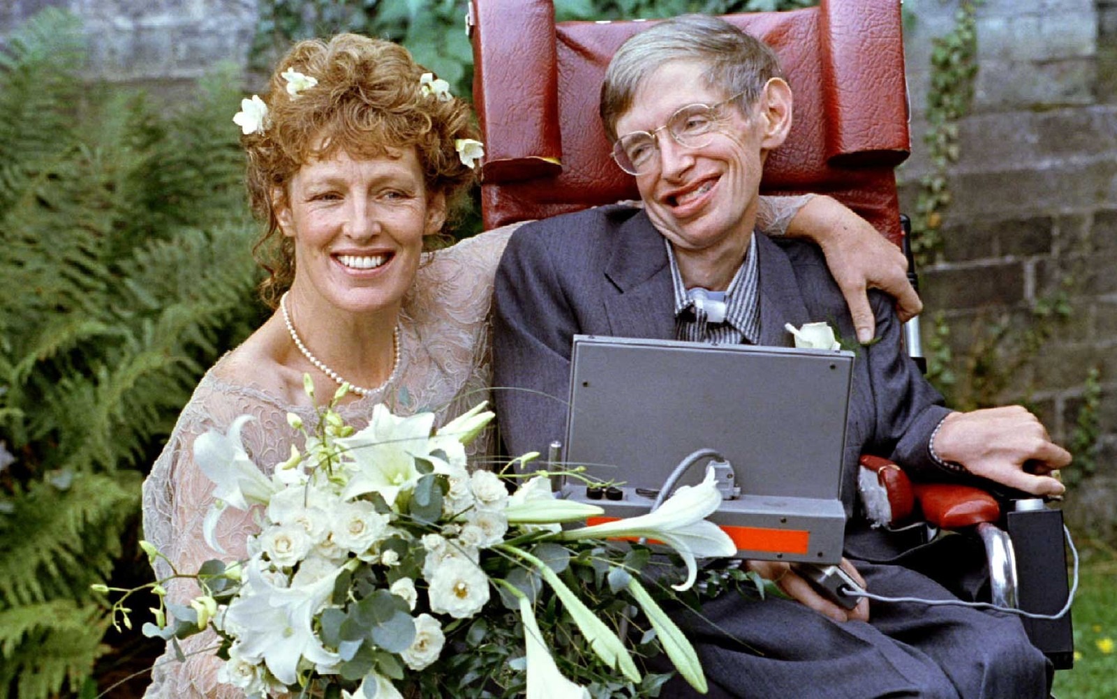 Stephen Hawking, físico britânico, morre aos 76 anos Hawking e sua nova noiva Elaine Mason logo cerimônia de casamento, em setembro de 1995 (Foto: Russell Boyce / Arquivo / Reuters)