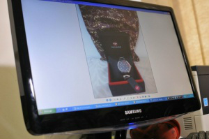 Estelionatário exibe relógio e joias para mostrar poder (Foto: Alcides Neto)