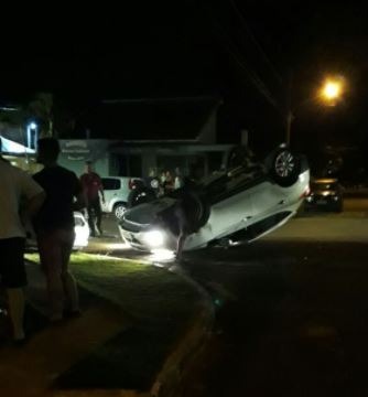 Condutora perde controle da direção e capota na Avenida Bom Pastor