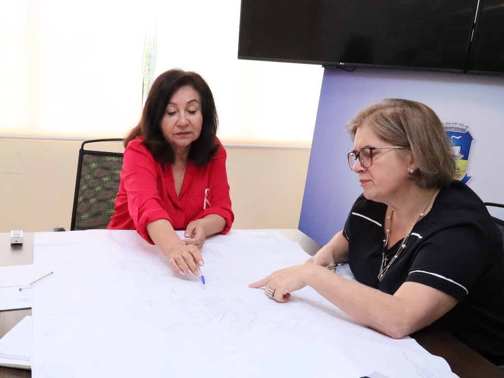 Secretária de Obras Marise Bianchi em reunião de trabalho com a prefeita Délia Razuk